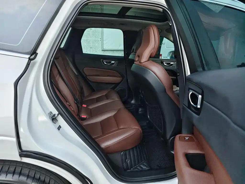 Volvo XC60 2020 — фото 15