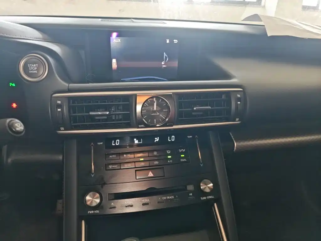 Lexus IS 2018 — фото 13