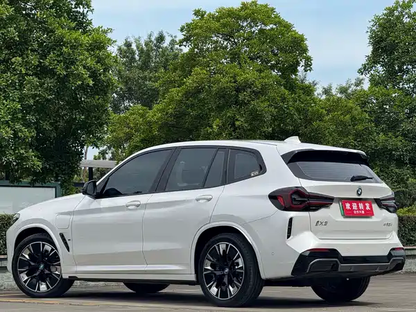 BMW iX3 2025