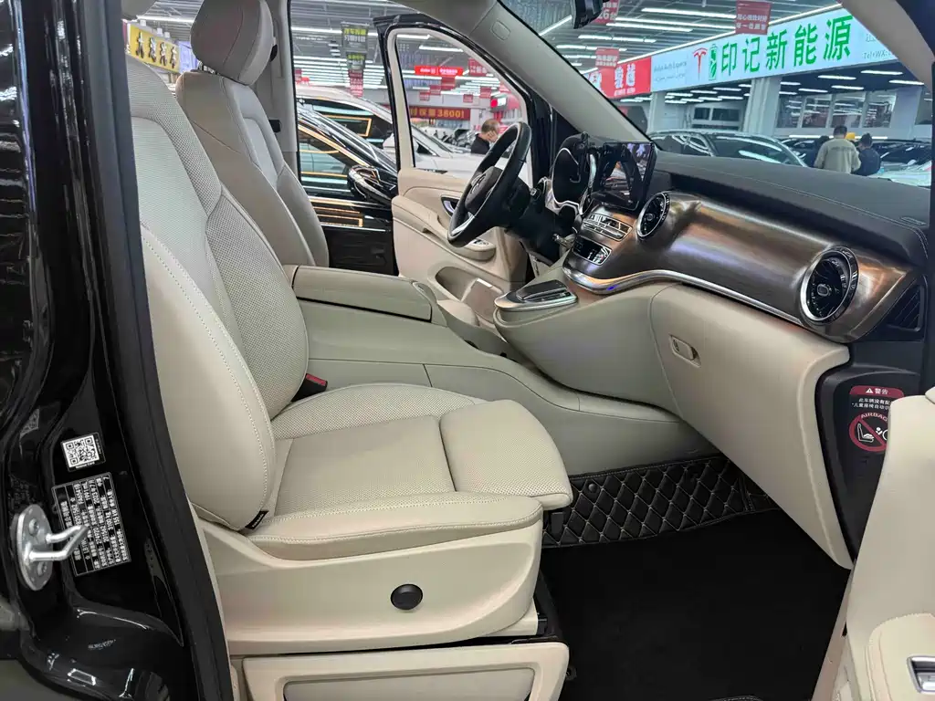 Mercedes-Benz V-Class 2023 — фото 13