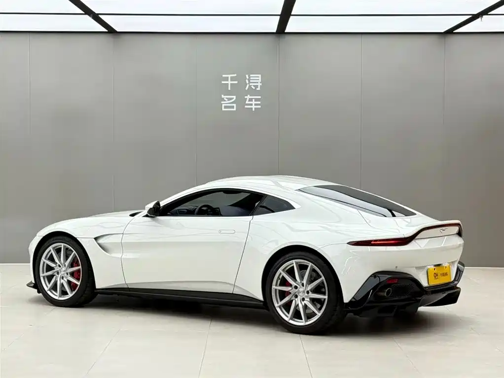 Aston Martin V8 Vantage 2020 — фото 12