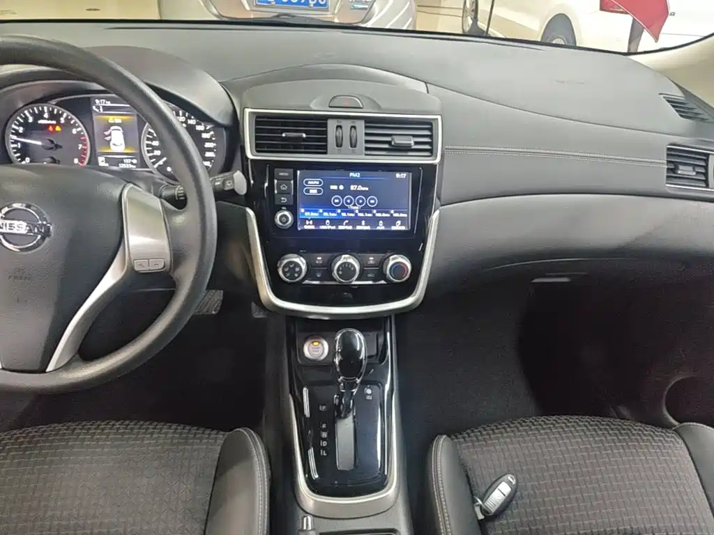 Nissan Tiida 2017 — фото 13