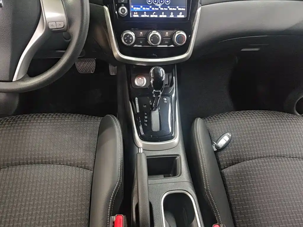 Nissan Tiida 2017 — фото 14