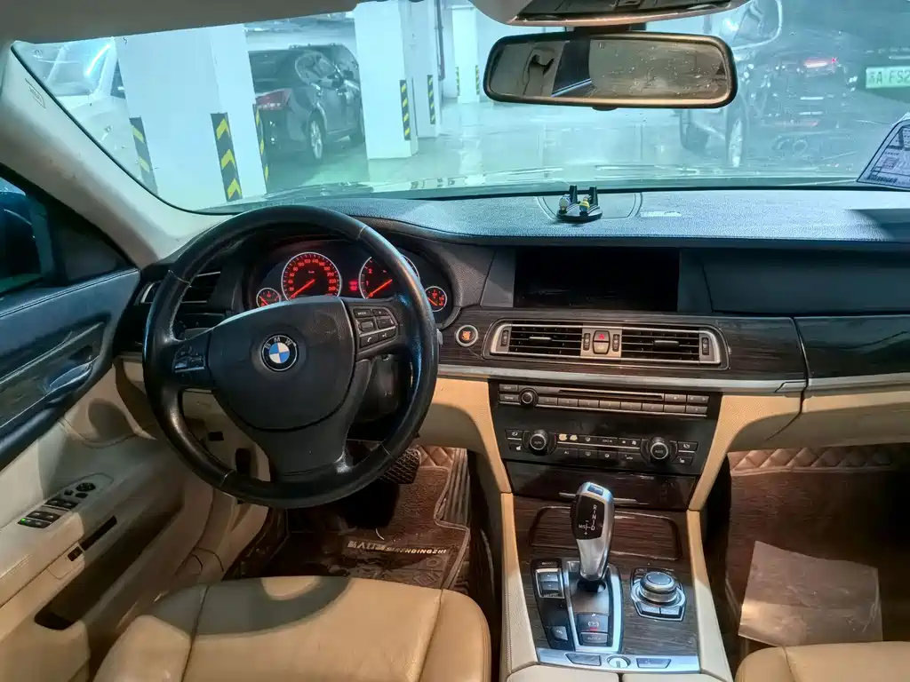BMW 7 Series 2011 — фото 15