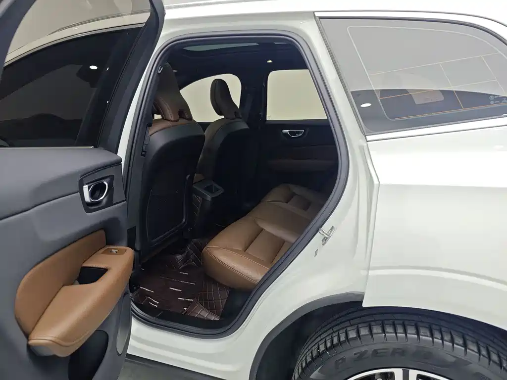Volvo XC60 2021 — фото 11