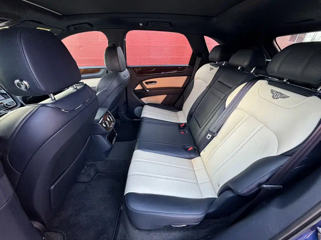 Bentley Bentayga 2018 — фото 13