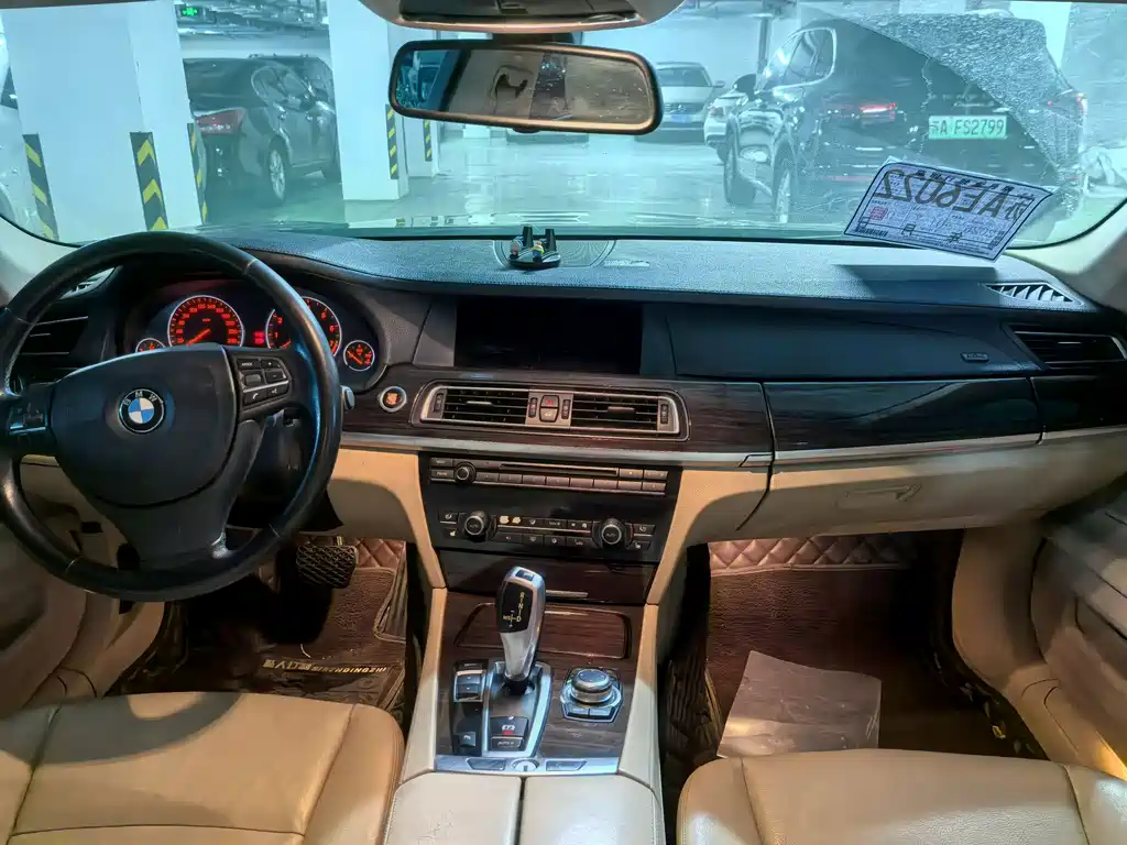 BMW 7 Series 2011 — фото 14