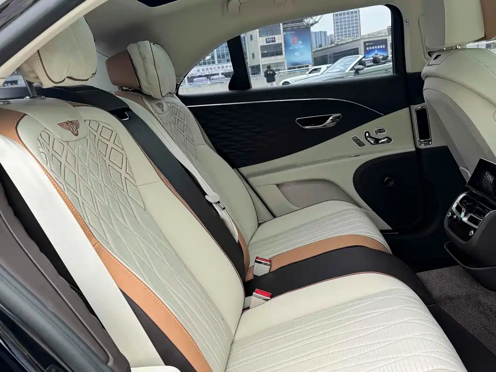 Bentley Flying Spur PHEV 2023 — фото 17