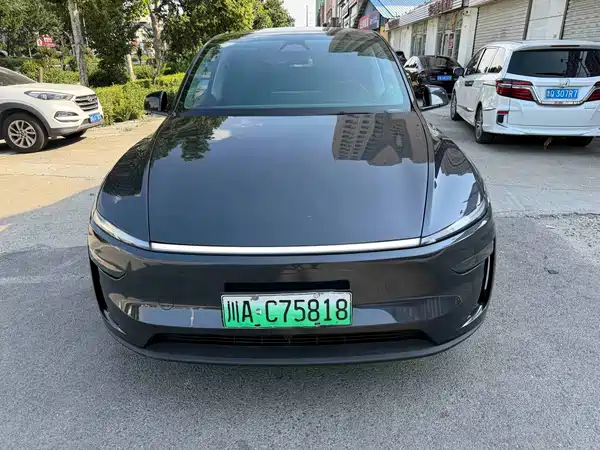 Tesla Model Y 2025