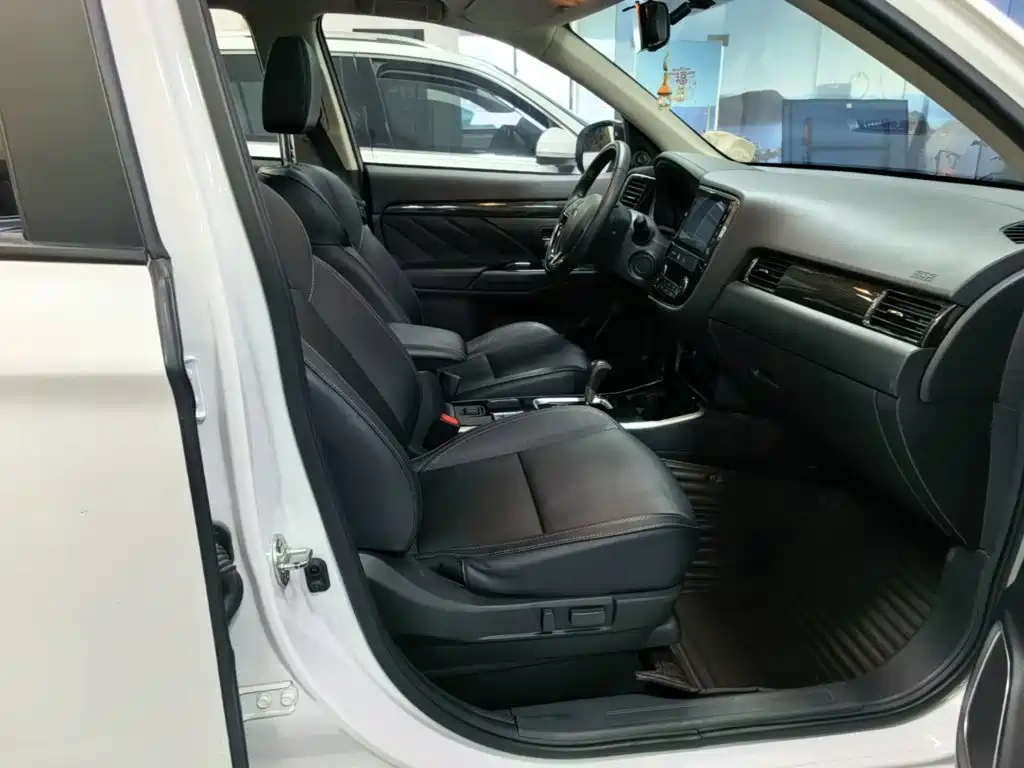 Mitsubishi Outlander 2020 — фото 25