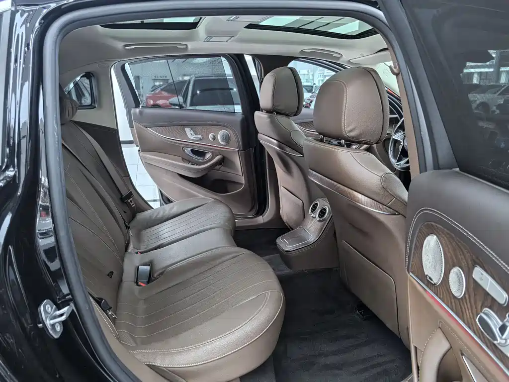 Mercedes-Benz E-Class 2023 — фото 13