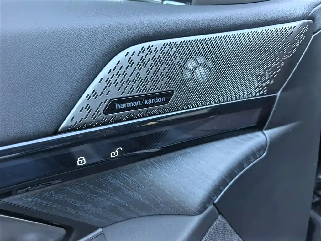 BMW 5 Series 2025 — фото 14