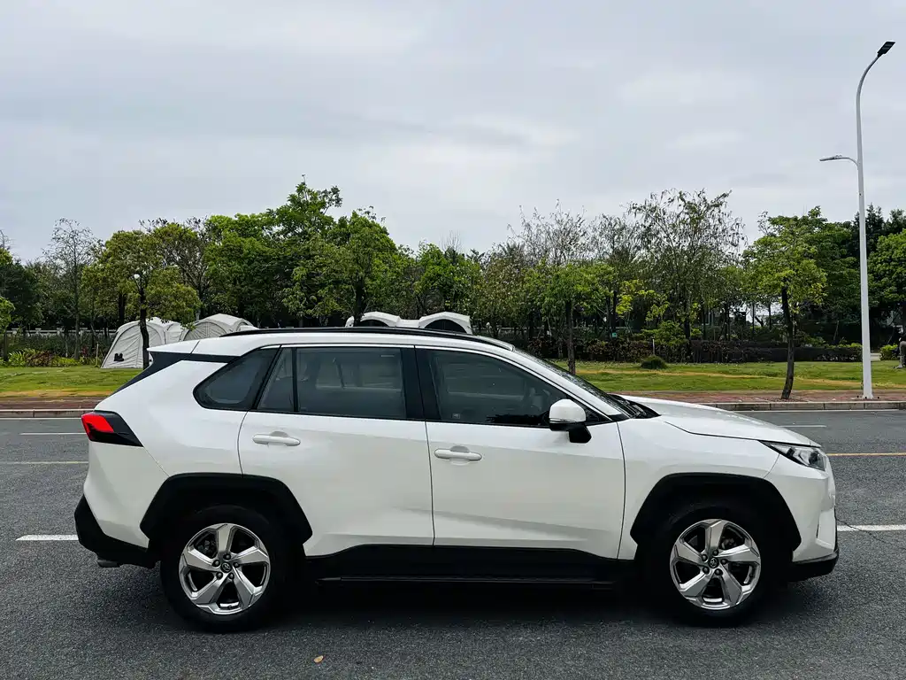 Toyota RAV4 2020 — фото 14