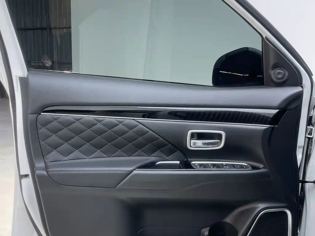 Mitsubishi Outlander 2023 — фото 17