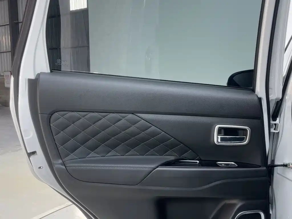Mitsubishi Outlander 2023 — фото 12