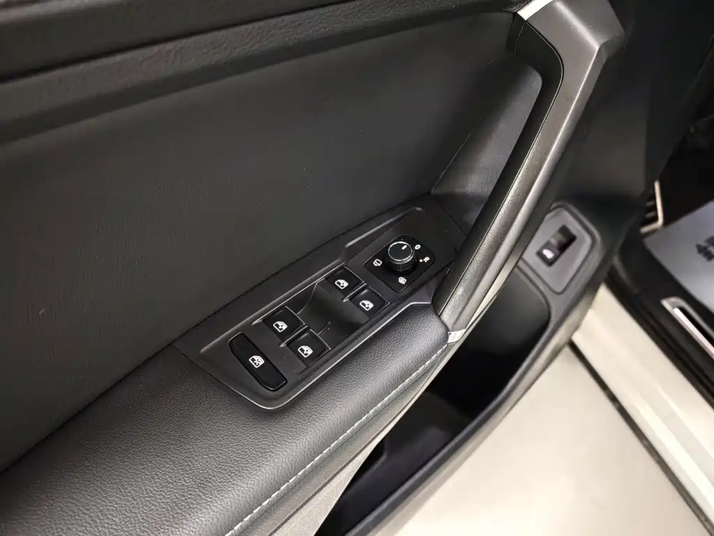 Volkswagen Tiguan L 2021 — фото 11