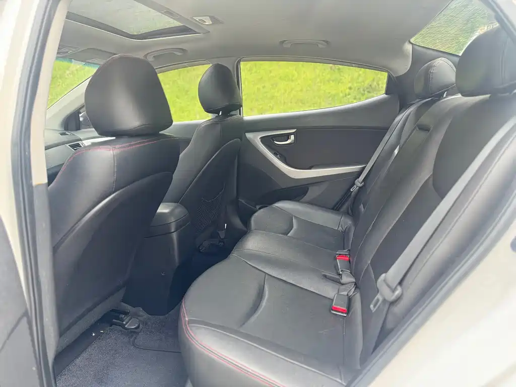 Hyundai Elantra 2017 — фото 10
