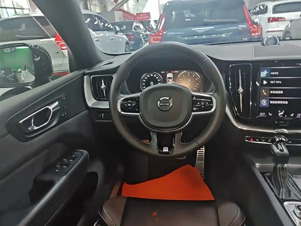 Volvo XC60 2021 — фото 11