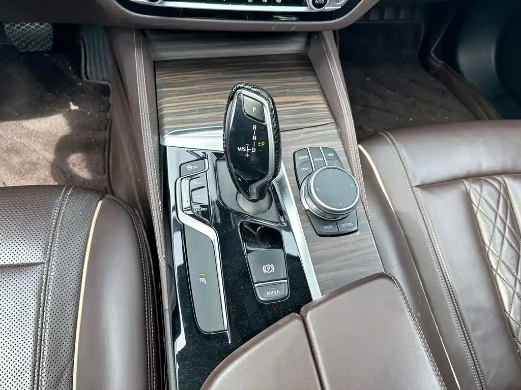 BMW 5 Series 2020 — фото 16