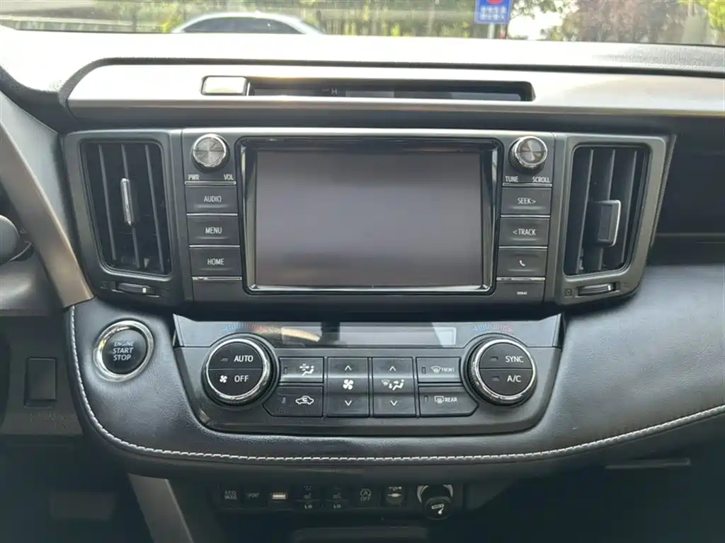 Toyota RAV4 2018 — фото 21
