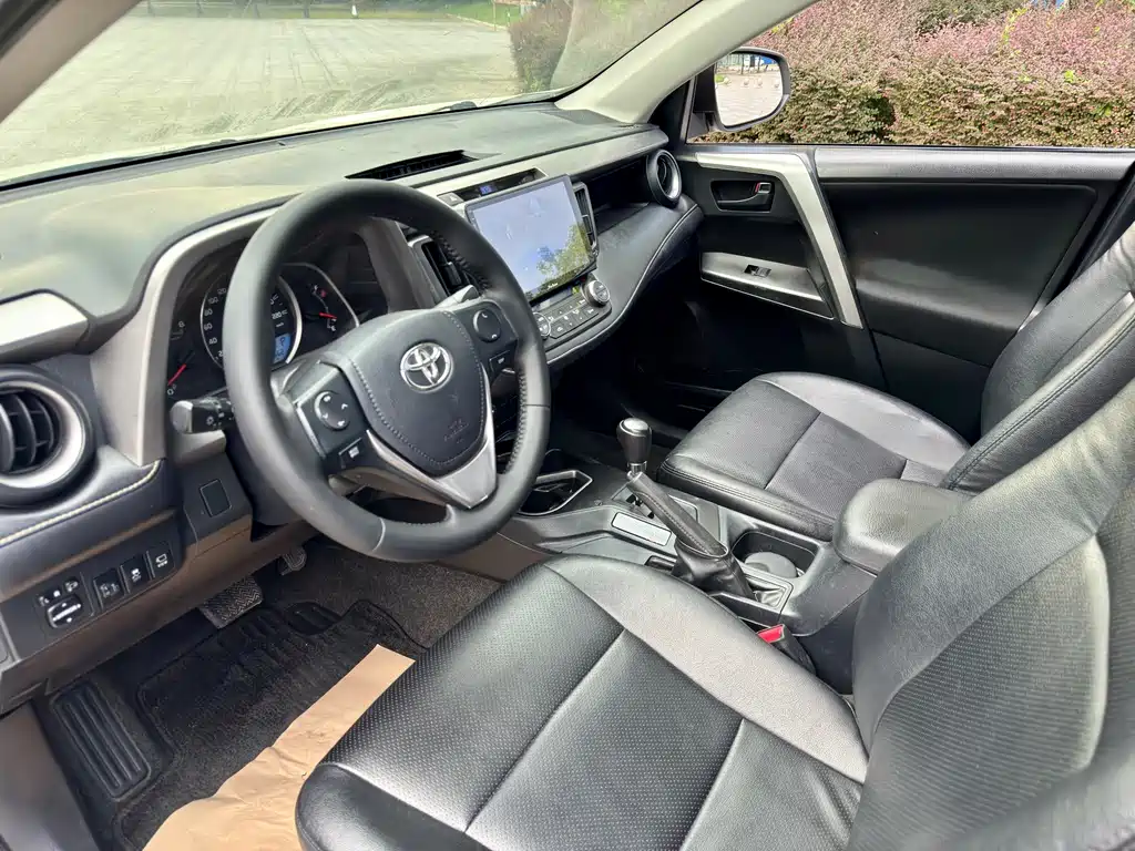 Toyota RAV4 2017 — фото 10