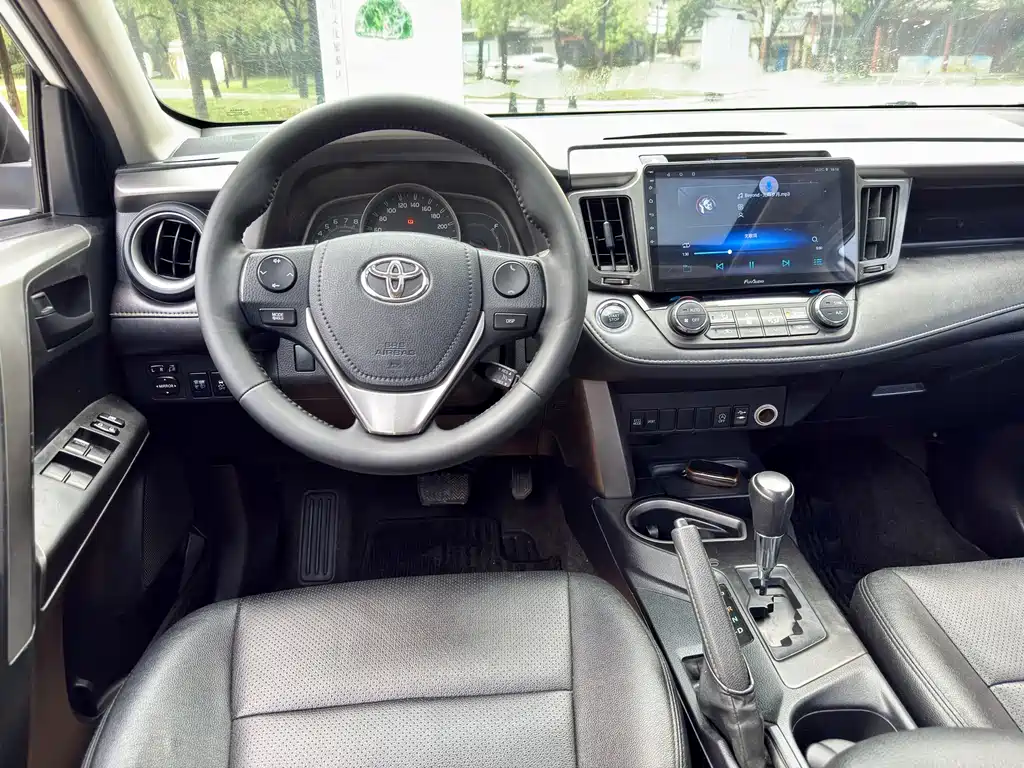 Toyota RAV4 2017 — фото 14