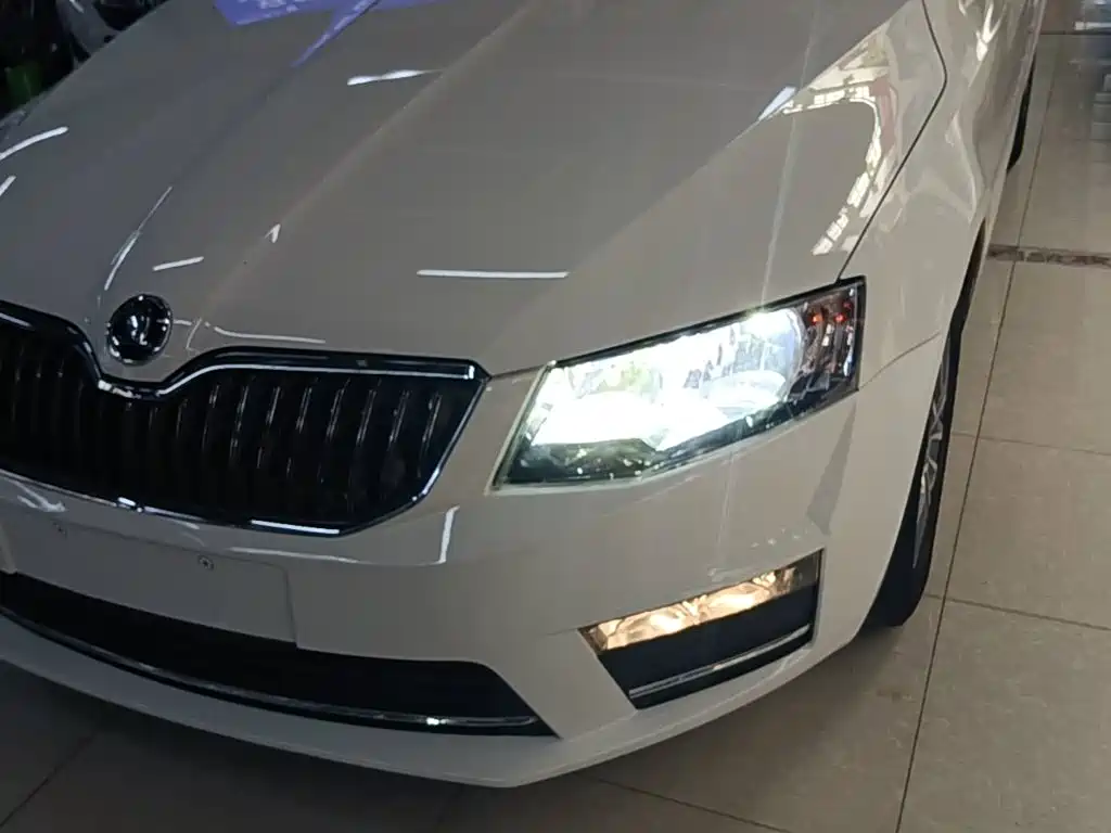 Skoda Octavia 2017 — фото 24