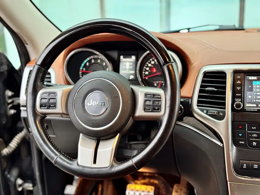 Jeep Grand Cherokee 2012 — фото 9