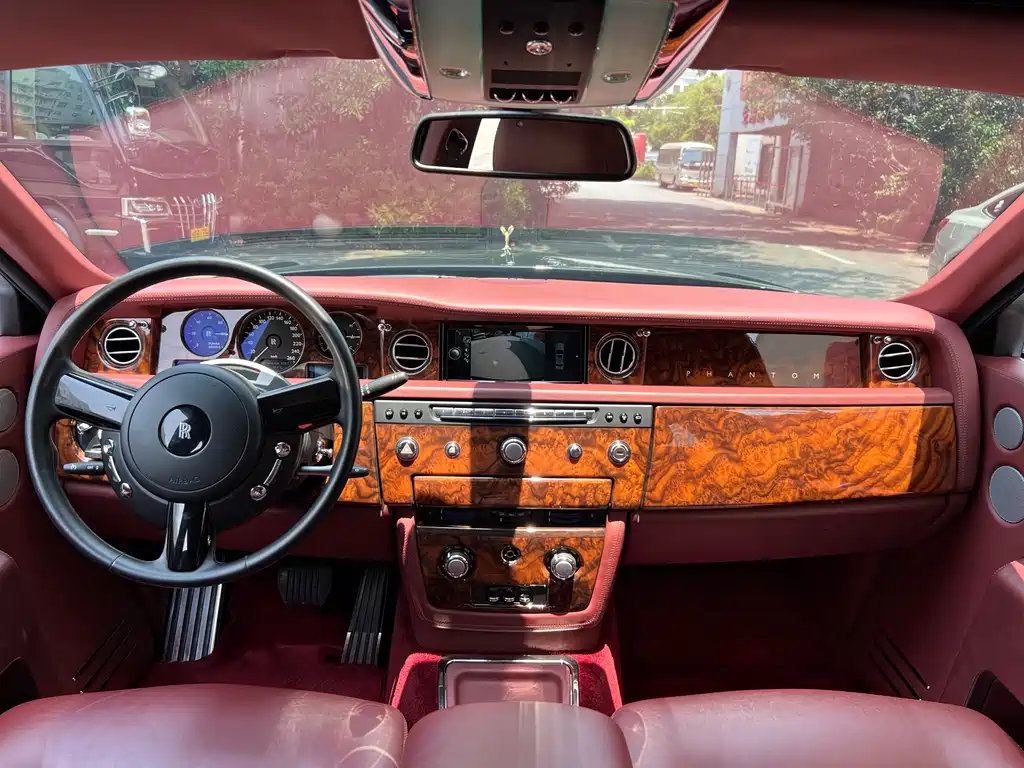 Rolls-Royce Phantom 2015 — фото 18