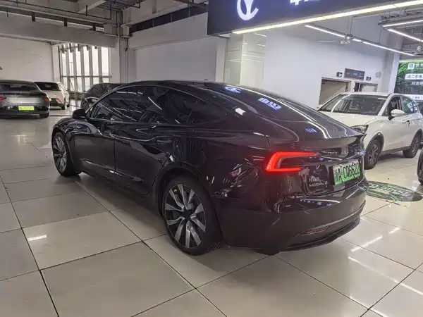 Tesla Model 3 2024