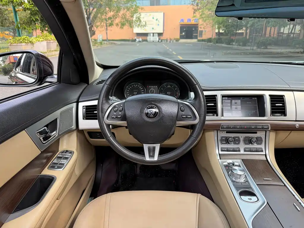 Jaguar XF 2015 — фото 13