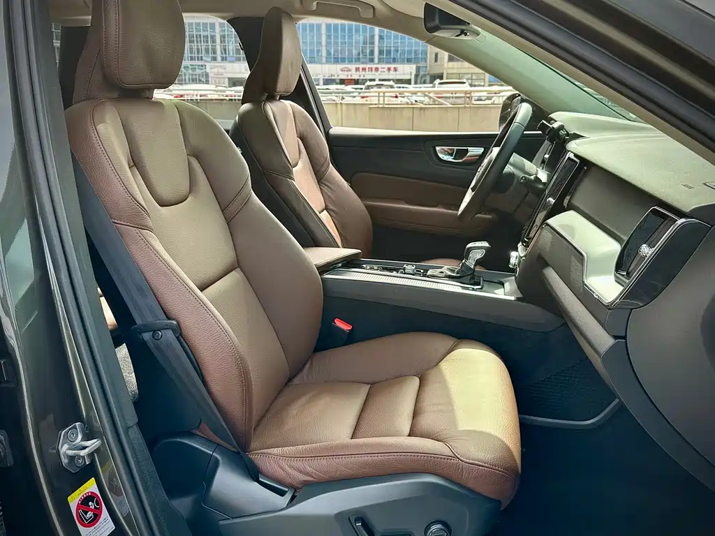 Volvo XC60 2020 — фото 13