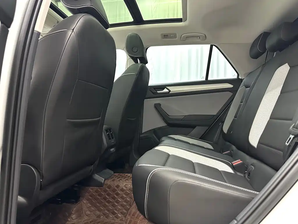 Volkswagen T-Roc 2023 — фото 8