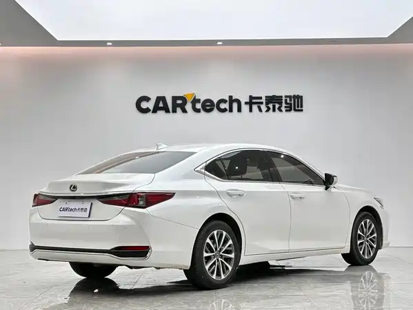 Lexus ES 2023