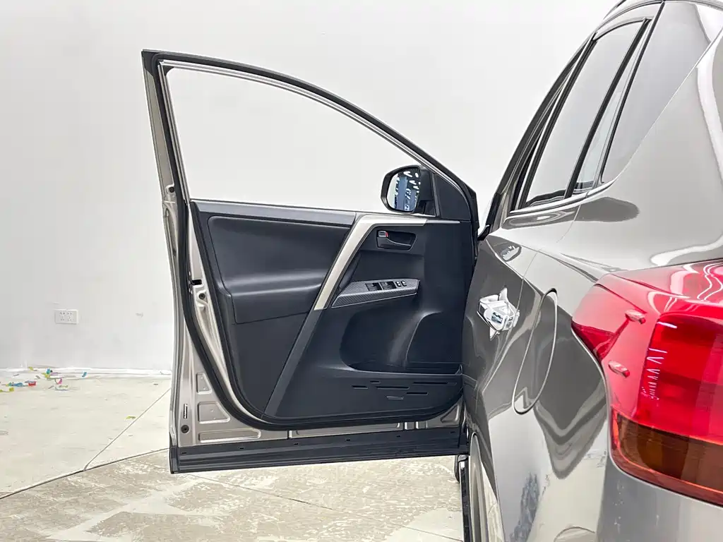 Toyota RAV4 2015 — фото 10