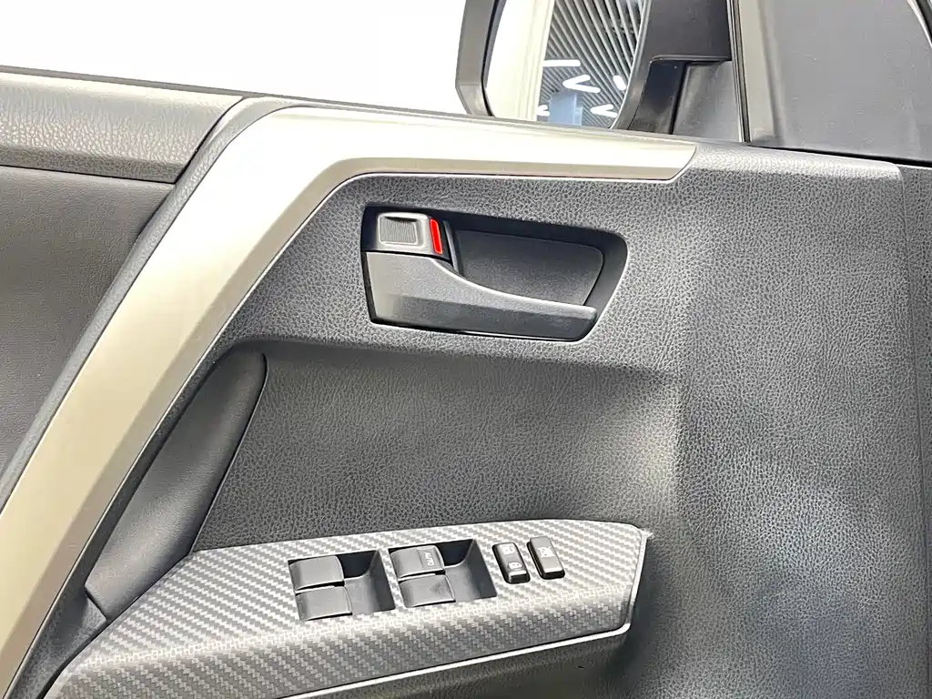 Toyota RAV4 2015 — фото 11
