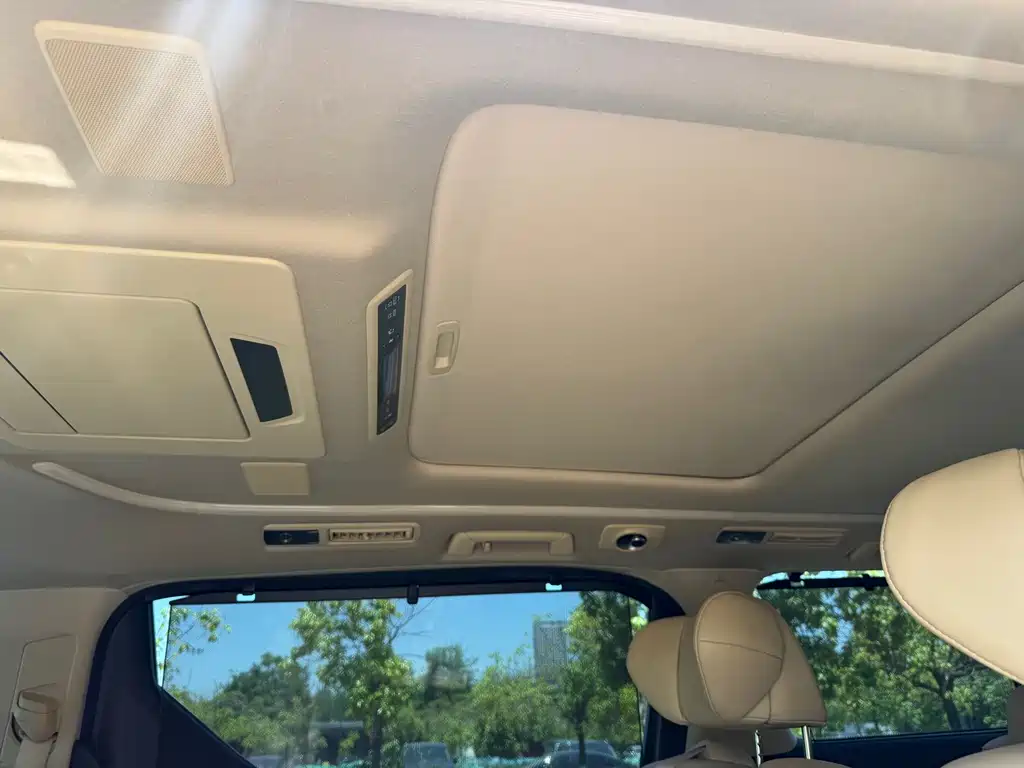 Toyota Alphard 2023 — фото 13