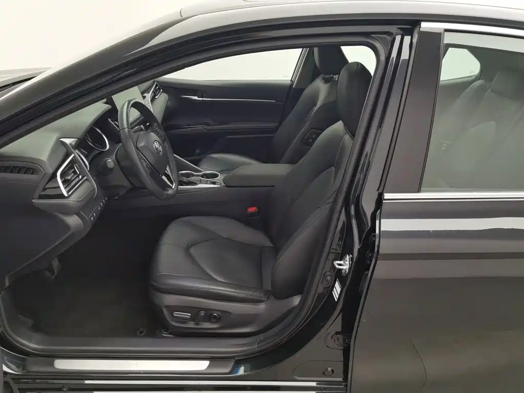 Toyota Camry 2023 — фото 10