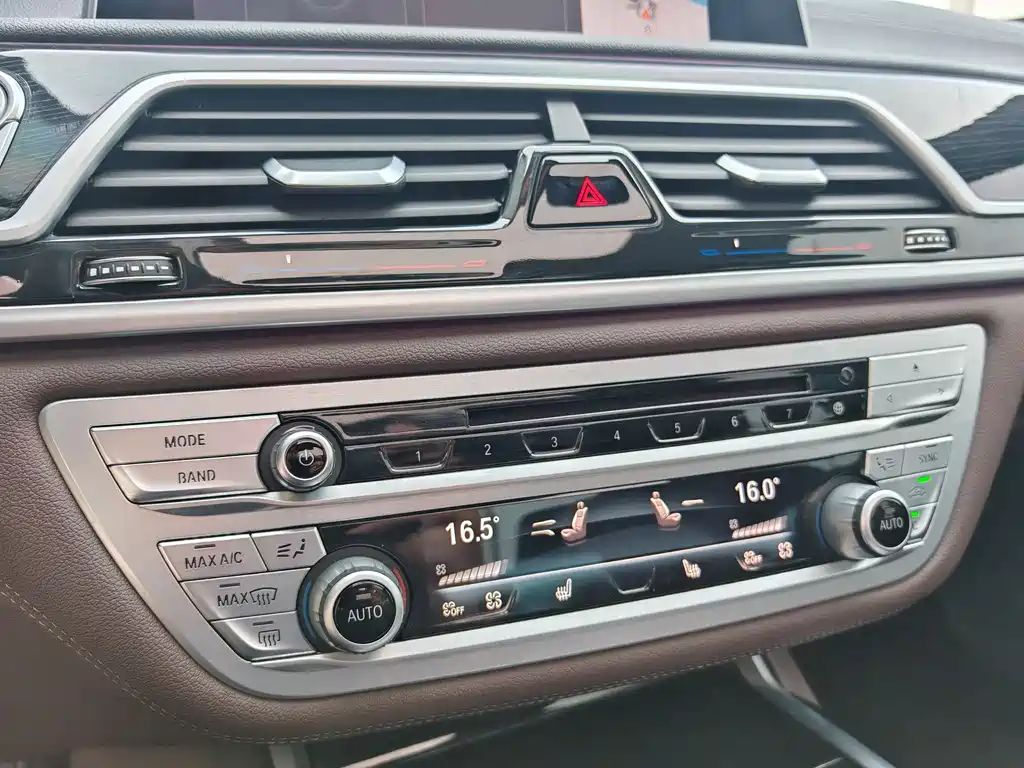BMW 7 Series 2018 — фото 30