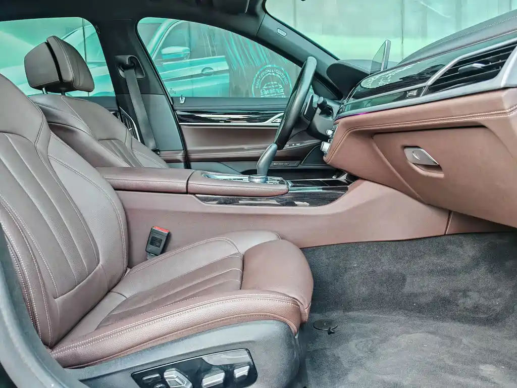 BMW 7 Series 2018 — фото 18