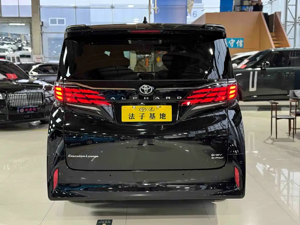 Toyota Alphard 2024 — фото 27