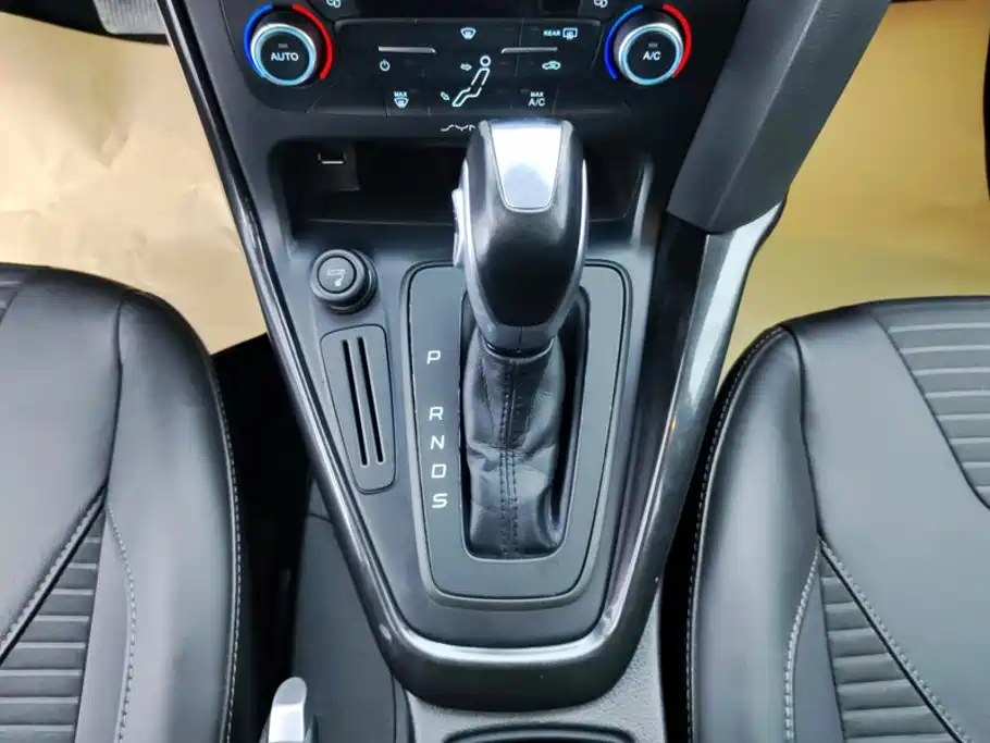 Ford Focus 2016 — фото 16
