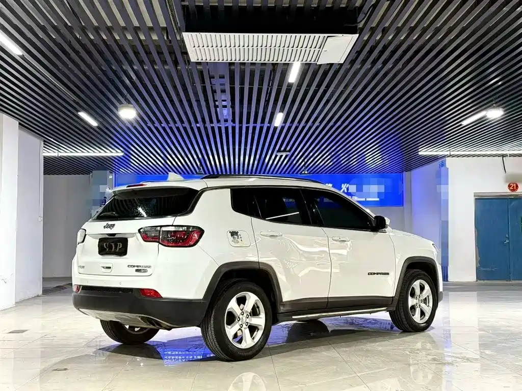 Jeep Compass 2018 — фото 13