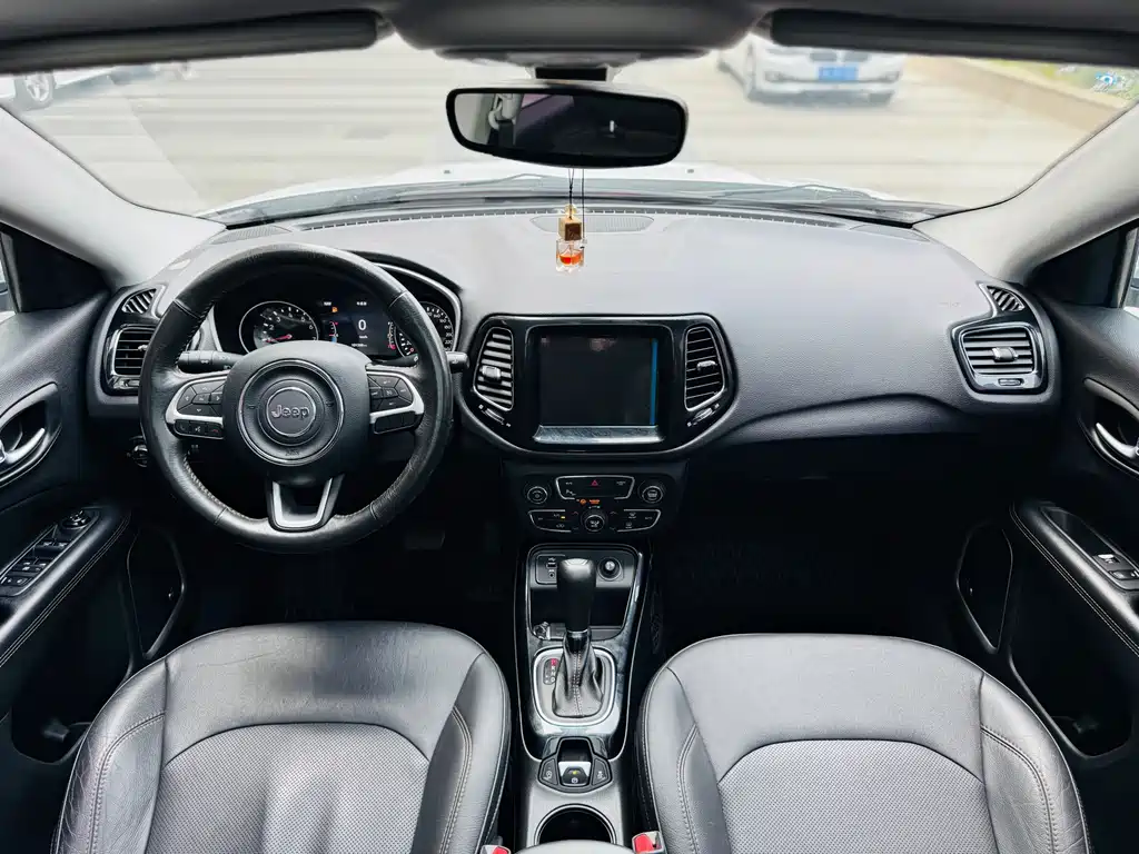 Jeep Compass 2017 — фото 10