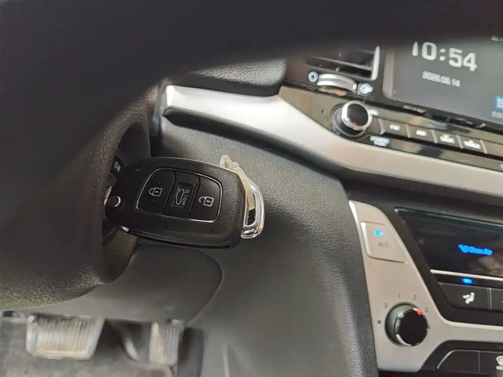 Hyundai Elantra 2017 — фото 9