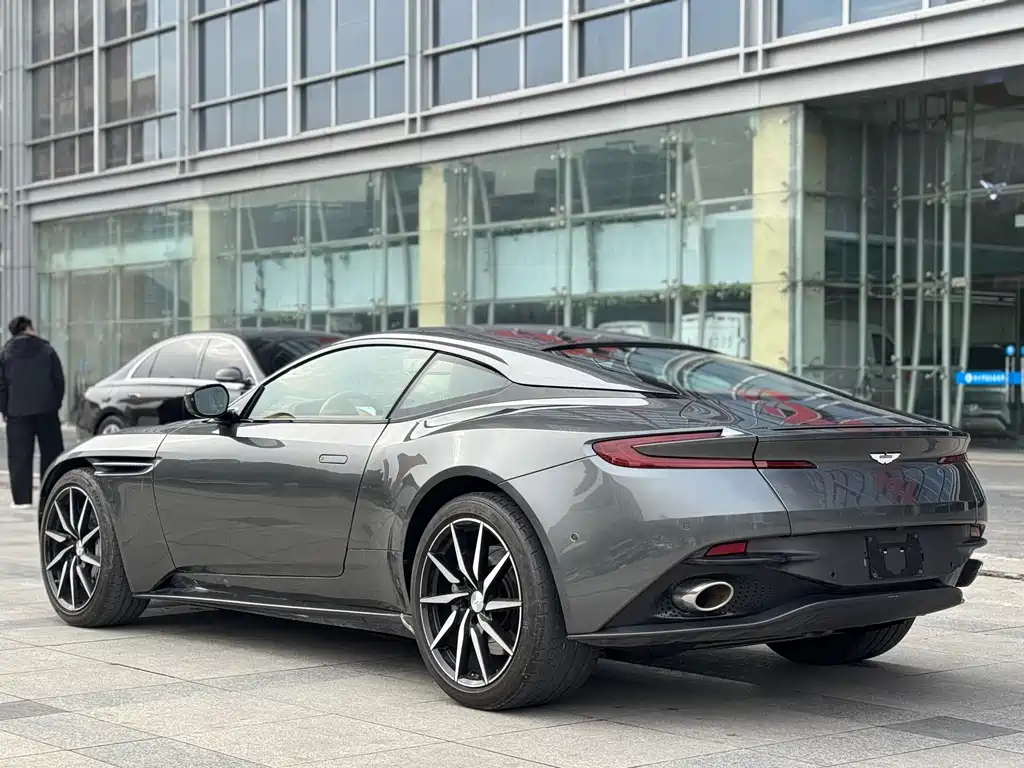 Aston Martin DB11 2019 — фото 5