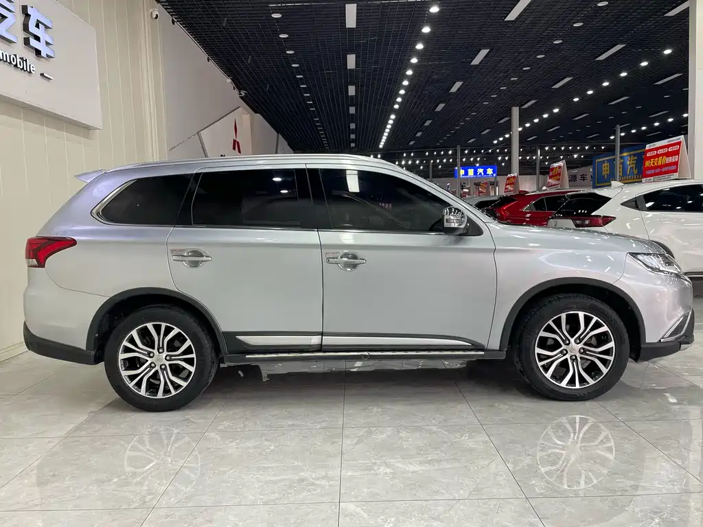 Mitsubishi Outlander 2016 — фото 9