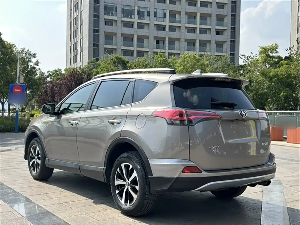 Toyota RAV4 2018 — фото 16