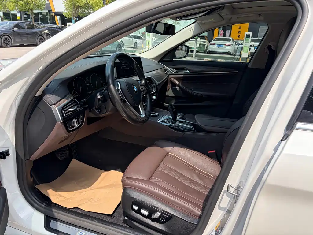 BMW 5 Series New Energy 2019 — фото 9