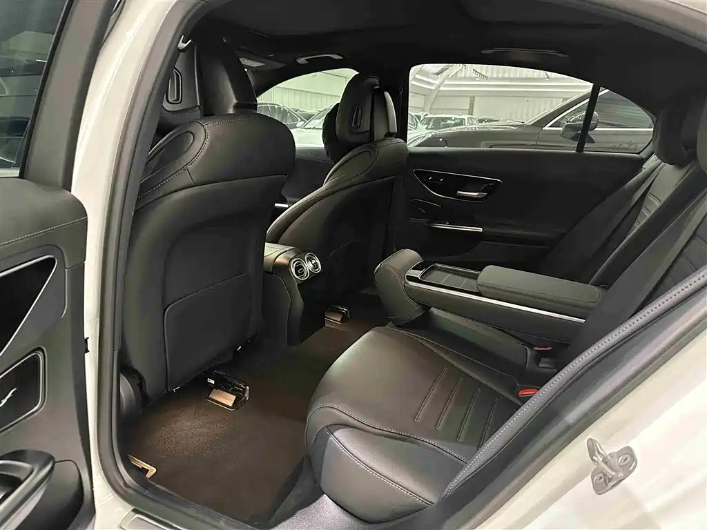 Mercedes-Benz C-Class 2025 — фото 11